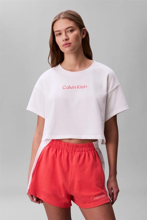 تی‌شرت آستین کوتاه سفید Calvin Klein با لوگوی برند مناسب استفاده روزمره