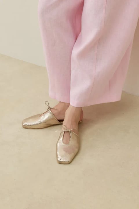دمپایی پنجه‌گرد با جزئیات بندینک Rose Gold متالیک