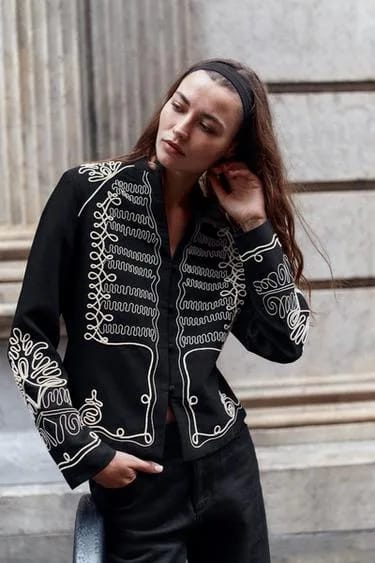 ژاکت با سرشانه‌های گلدوزی‌شده