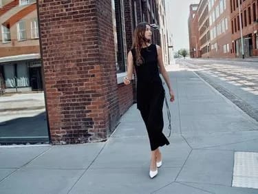 SLEEVELESS SASH DRESS