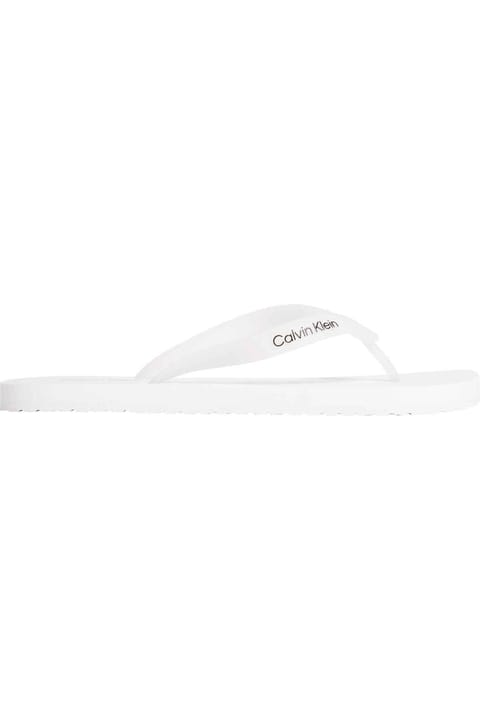 دمپایی روفرشی مردانه Calvin Klein سفید با لوگوی برند، مناسب استفاده روزمره
