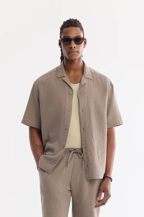 پیراهن آستین کوتاه یقه آپاژ تنفس‌پذیر خاكی روشن